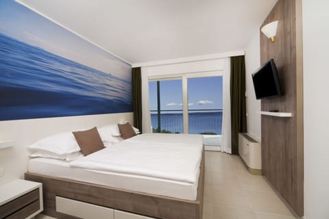 Suite, Balcony, Partial Sea View | Room amenity