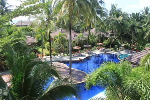 2 outdoor pools, pool umbrellas