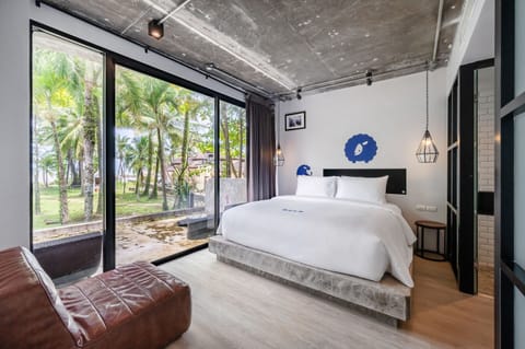 Family Double Room, 1 Bedroom | Minibar, in-room safe, desk, rollaway beds