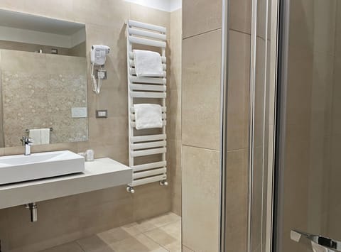 Separate tub and shower, jetted tub, free toiletries, hair dryer