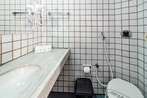 Standard Room | Bathroom | Shower, free toiletries, towels