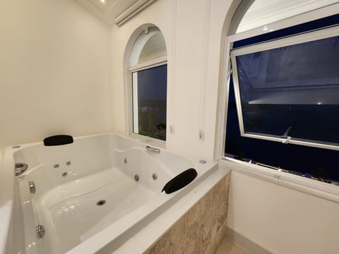 Luxury Room, Sea View | Bathroom | Hair dryer, towels