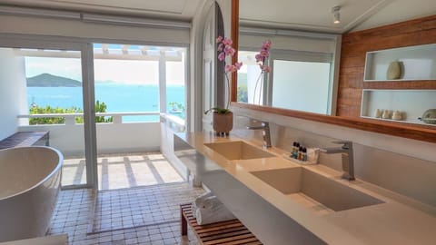 Premium Room, Sea View | Bathroom | Hair dryer, towels