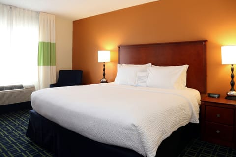 Standard Room, 1 King Bed, Non Smoking (Exterior Corridor) | Bathroom | Combined shower/tub, free toiletries, hair dryer, towels