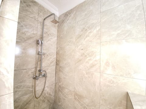 Shower, rainfall showerhead, free toiletries, towels