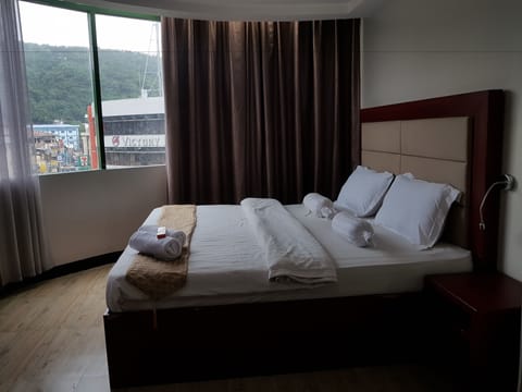 Executive Suite | Desk, blackout drapes, free WiFi, bed sheets