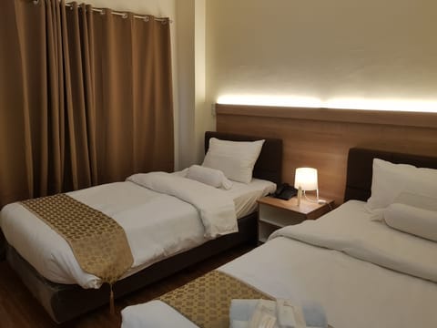 Standard Twin Room | Desk, blackout drapes, free WiFi, bed sheets