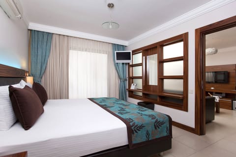 Deluxe Suite (King) | Premium bedding, free minibar, desk, blackout drapes