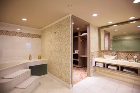 Premium Level Presidential | Bathroom | Shower, hair dryer, towels