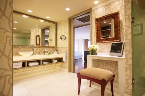 Premium Level Presidential | Bathroom | Shower, hair dryer, towels