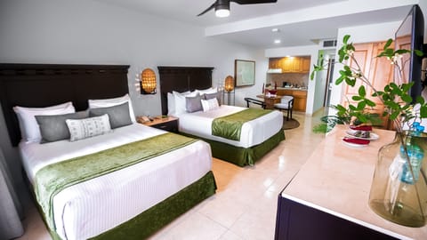 Deluxe Junior Suite Vista Marina | Premium bedding, down comforters, pillowtop beds, minibar