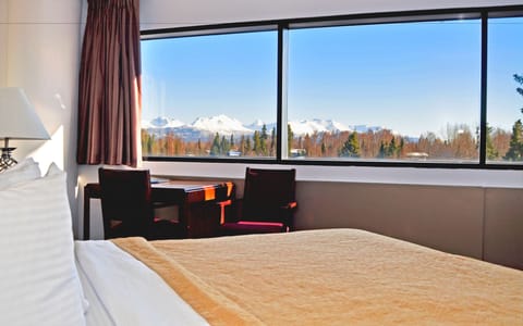 Junior Suite, 1 King Bed, Refrigerator & Microwave, Corner | Pillowtop beds, in-room safe, desk, blackout drapes