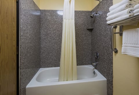 Combined shower/tub, hair dryer, towels