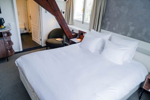 Comfort Room | Down comforters, free minibar items, in-room safe