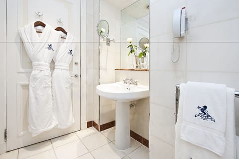 Deluxe Double Room | Bathroom | Combined shower/tub, free toiletries, hair dryer, bathrobes