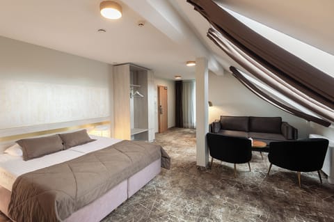 Standard Suite | Desk, iron/ironing board, free WiFi, bed sheets