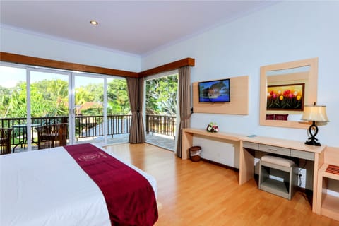 Deluxe Room (Super) | Minibar, in-room safe, desk, iron/ironing board