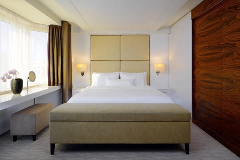 Suite, 1 King Bed, Corner | Premium bedding, in-room safe, desk, soundproofing