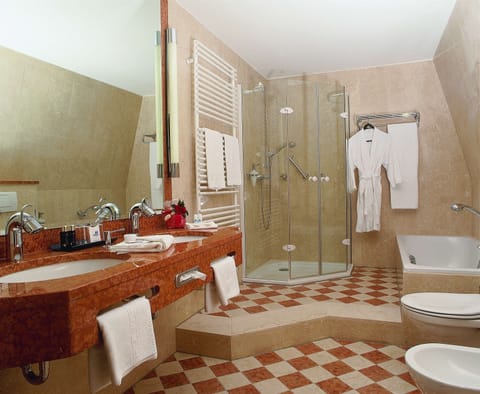 Family Suite | Bathroom | Free toiletries, hair dryer, bathrobes, towels