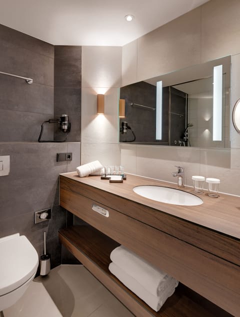 Standard Room | Bathroom | Combined shower/tub, free toiletries, hair dryer, bathrobes