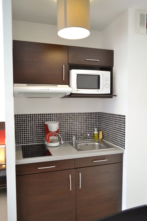 Studio double occupancy | Private kitchenette | Fridge, microwave, stovetop, espresso maker