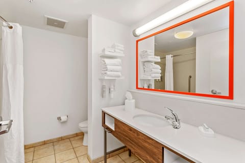 One King Bed Non-Smoking | Bathroom | Combined shower/tub, free toiletries, hair dryer, towels