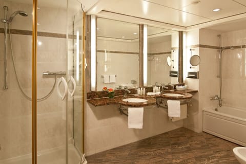 Suite | Bathroom | Combined shower/tub, free toiletries, hair dryer, bathrobes