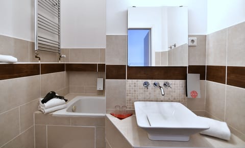 Superior Double Room, Accessible, Private Bathroom | Bathroom