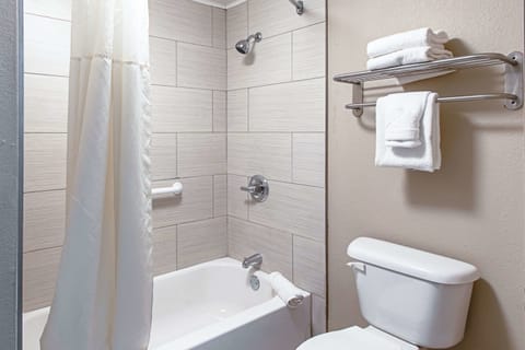 1 King Bed, Business Room, Nonsmoking | Bathroom | Combined shower/tub, deep soaking tub, hydromassage showerhead