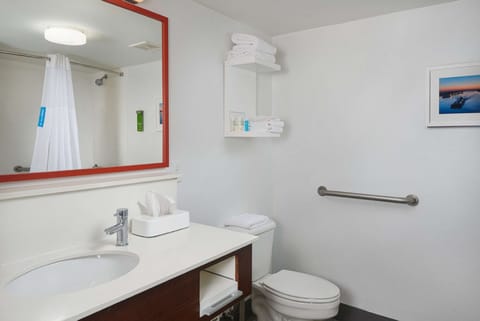 Combined shower/tub, free toiletries, hair dryer, towels