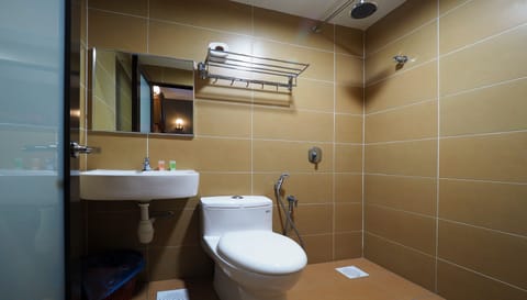 Superior Room, 1 King Bed | Bathroom | Shower, free toiletries, hair dryer, towels