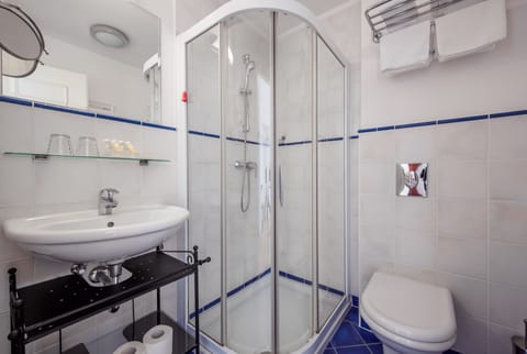 Single Room, Balcony, Lake View | Bathroom | Hair dryer, bathrobes, slippers, towels