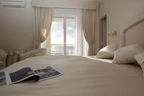 Deluxe Double Room, Balcony, Sea View | Egyptian cotton sheets, Select Comfort beds, minibar, in-room safe