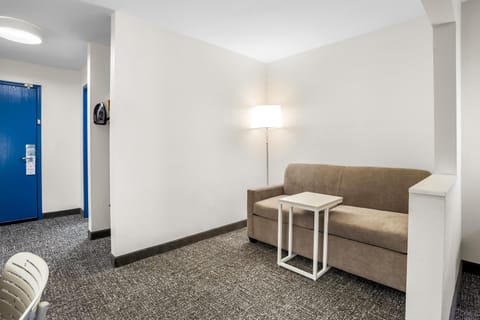 Room, 1 King Bed | Living area | 32-inch TV with cable channels