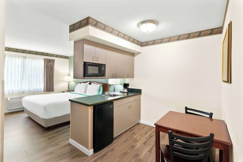 Traditional Suite, 1 King Bed (with Wet Bar) | Desk, blackout drapes, iron/ironing board, free WiFi