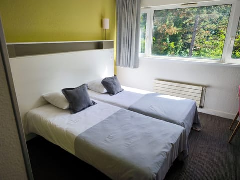 Desk, soundproofing, free cribs/infant beds, free WiFi