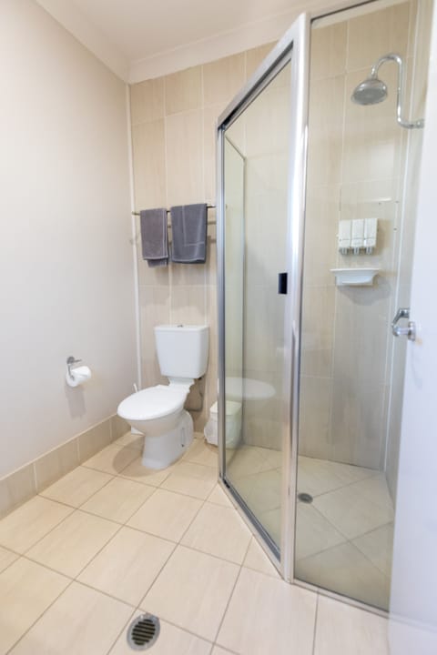 King Room | Bathroom | Shower, free toiletries, hair dryer, towels