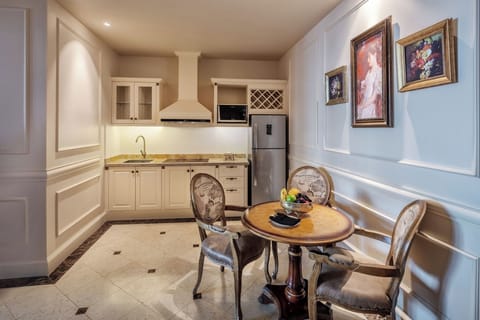 Residence Suite Oceanview | Private kitchen | Fridge, paper towels