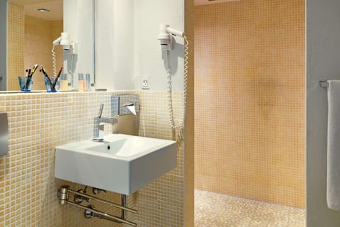 Junior Suite | Bathroom | Shower, hair dryer, towels