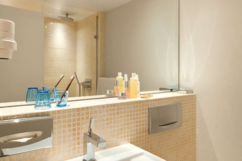 Superior Double or Twin Room, 1 King Bed | Bathroom | Shower, hair dryer, towels