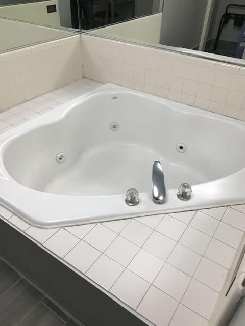 Jetted tub