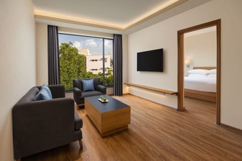 Suite, 1 King Bed, Non Smoking | Premium bedding, minibar, in-room safe, desk