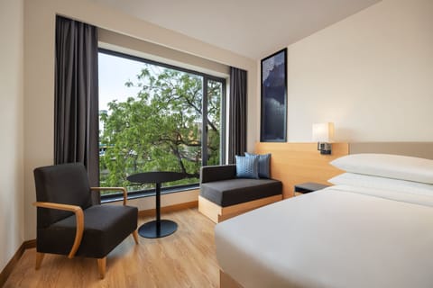 Room, 1 King Bed, Non Smoking, City View | Premium bedding, minibar, in-room safe, desk