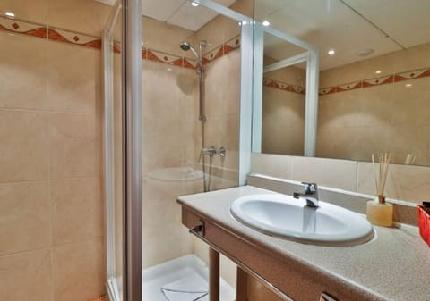 Triple Room | Bathroom | Shower, hair dryer, towels