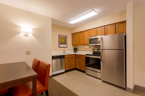 Full-size fridge, microwave, stovetop, dishwasher