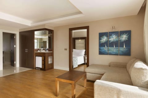 Family Suite | Premium bedding, minibar, in-room safe, desk