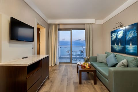 Family Suite | Premium bedding, minibar, in-room safe, desk