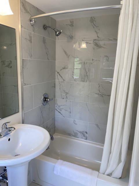 Combined shower/tub, free toiletries, towels