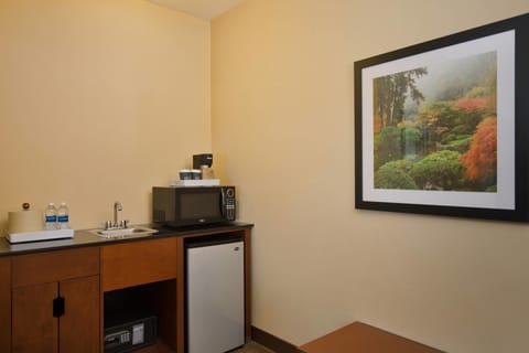 Executive Suite, 1 Bedroom | Premium bedding, down comforters, pillowtop beds, in-room safe