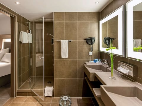 Executive Room, 1 Double Bed | Bathroom | Eco-friendly toiletries, hair dryer, towels